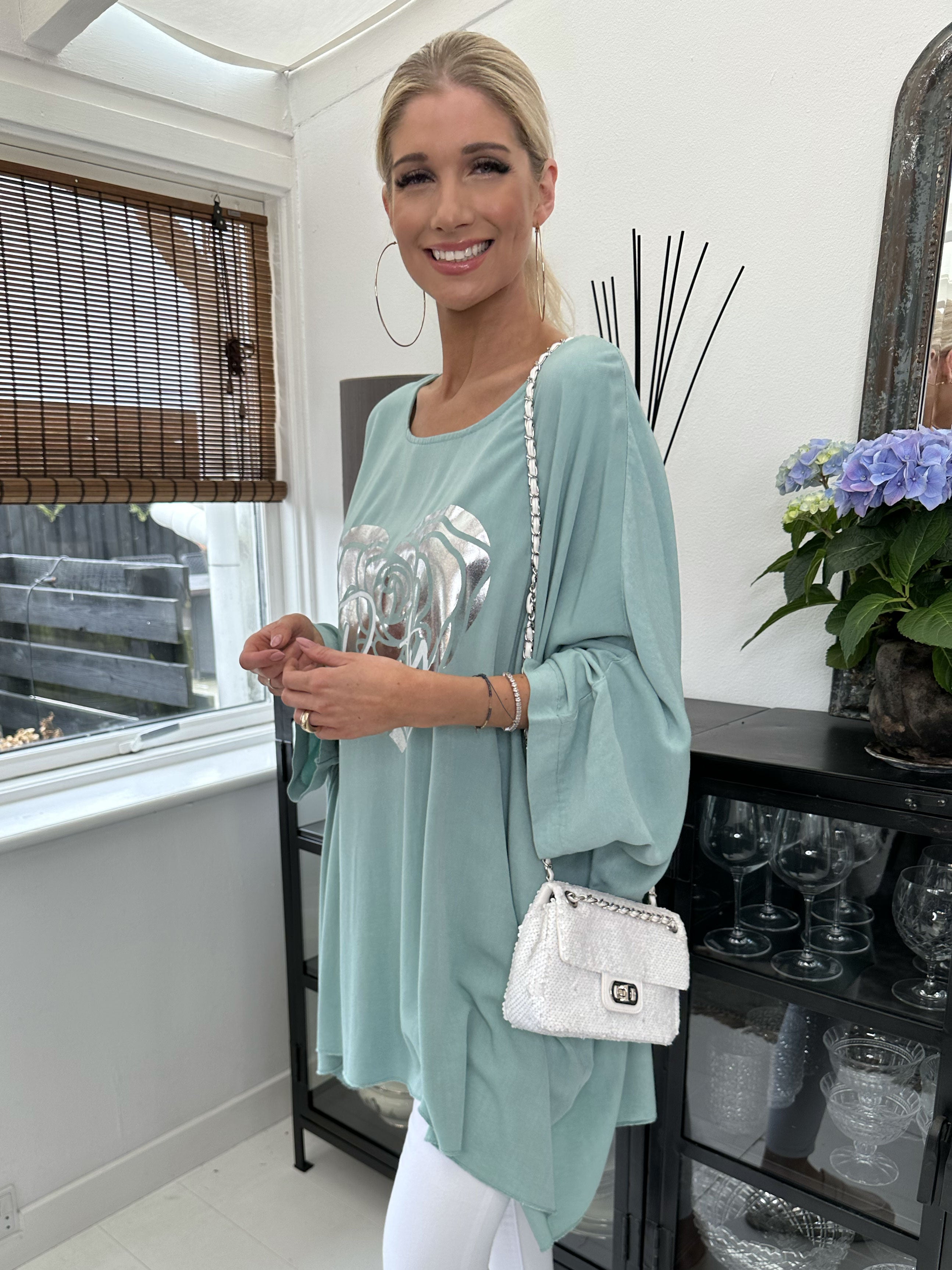 Flavia - T-shirt med sølv print og flagermusærmer